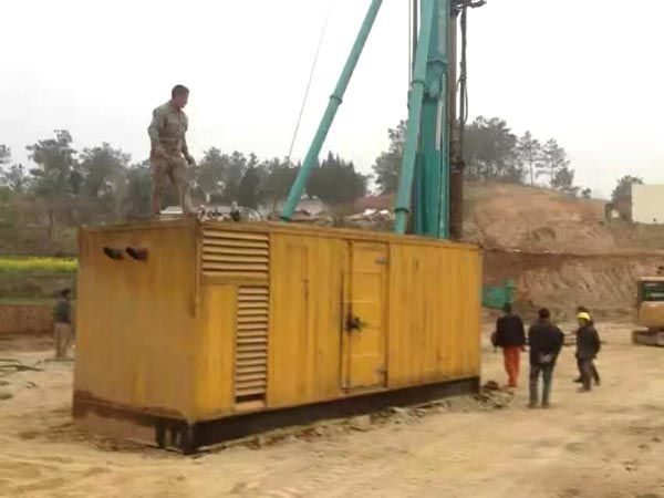 嘉鱼如何判断水冷式机油散热器密封件是否需要更换？